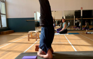 YOGA : VERS LA POSTURE SUR LA TÊTE 