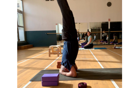 YOGA : VERS LA POSTURE SUR LA TÊTE 